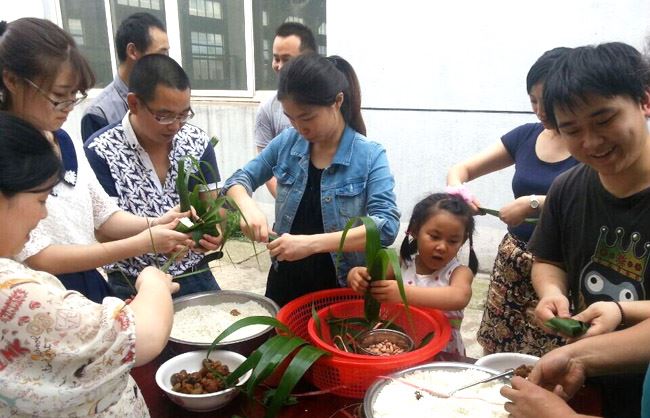 千亿国际组织员工进行端午佳节包粽子活动 