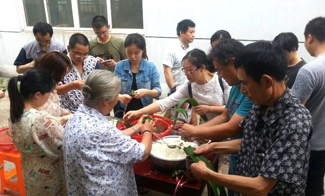 千亿国际组织员工进行端午佳节包粽子活动 