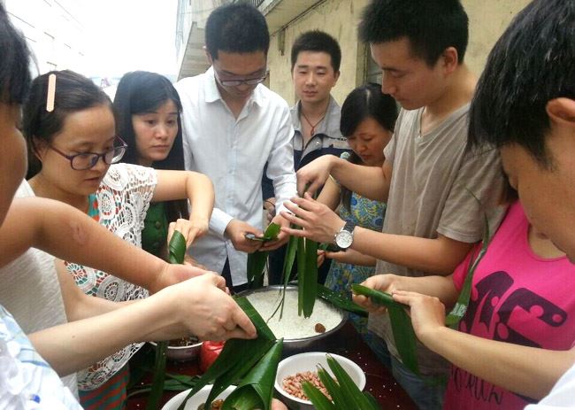 千亿国际组织员工进行端午佳节包粽子活动 